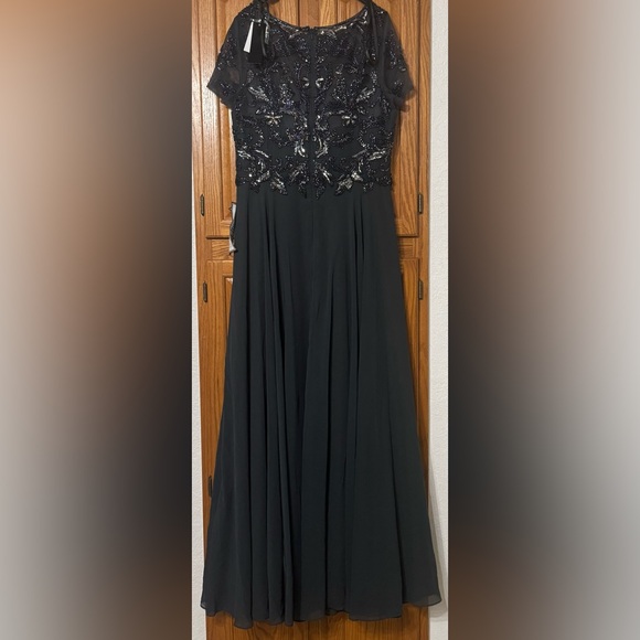 XSCAPE
Embellished Short Sleeve Chiffon Gown - Picture 10 of 11